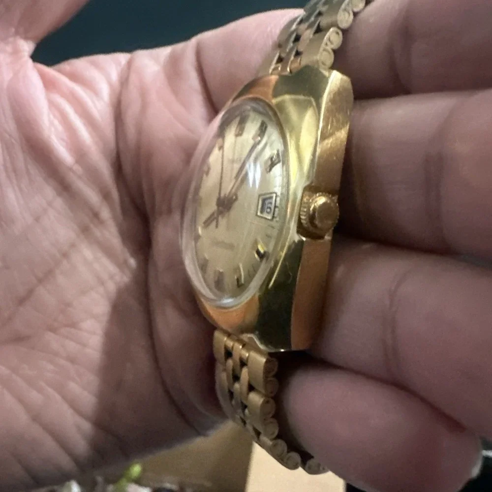 Works Vintage 1970's Timex Electric Mens Watch Quartz Gold Tone 38mm Cushion 7.5